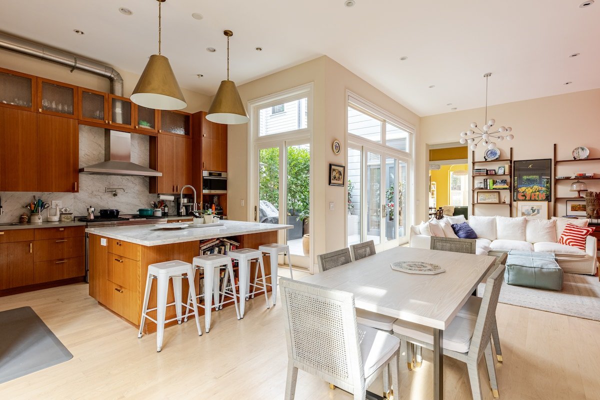 4-Bed Colorful Victorian gallery image 3