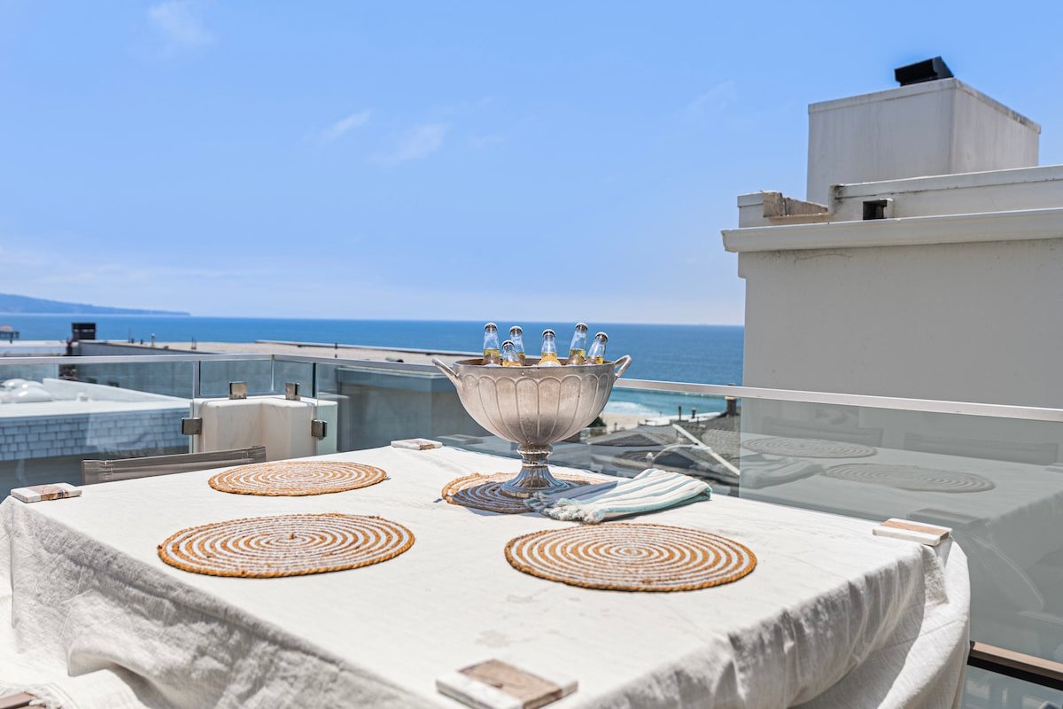 Expansive Home, Block to Beach w Views and Parking gallery image 5