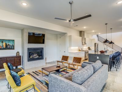 Pool, 4 bedroom modern home in the heart of Dallas