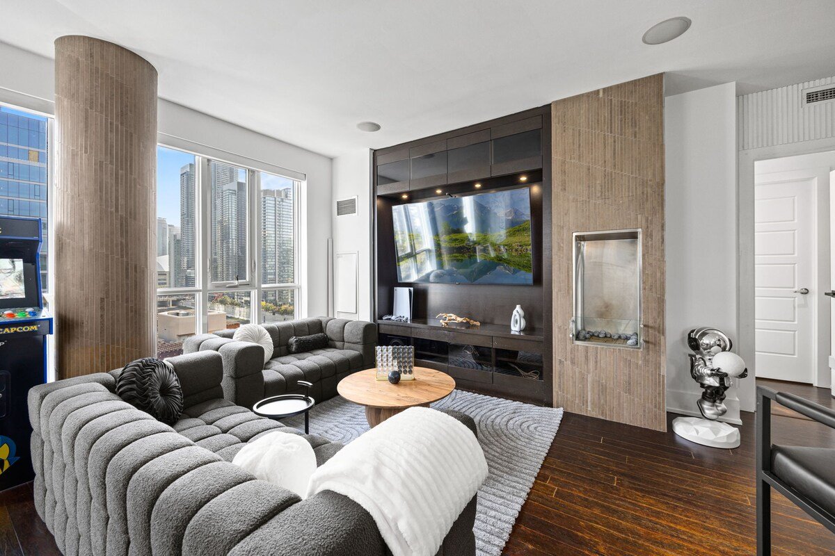 PARC LOFT|Penthouse w/4bd-WFH-PS5-CN Tower Views gallery image 3