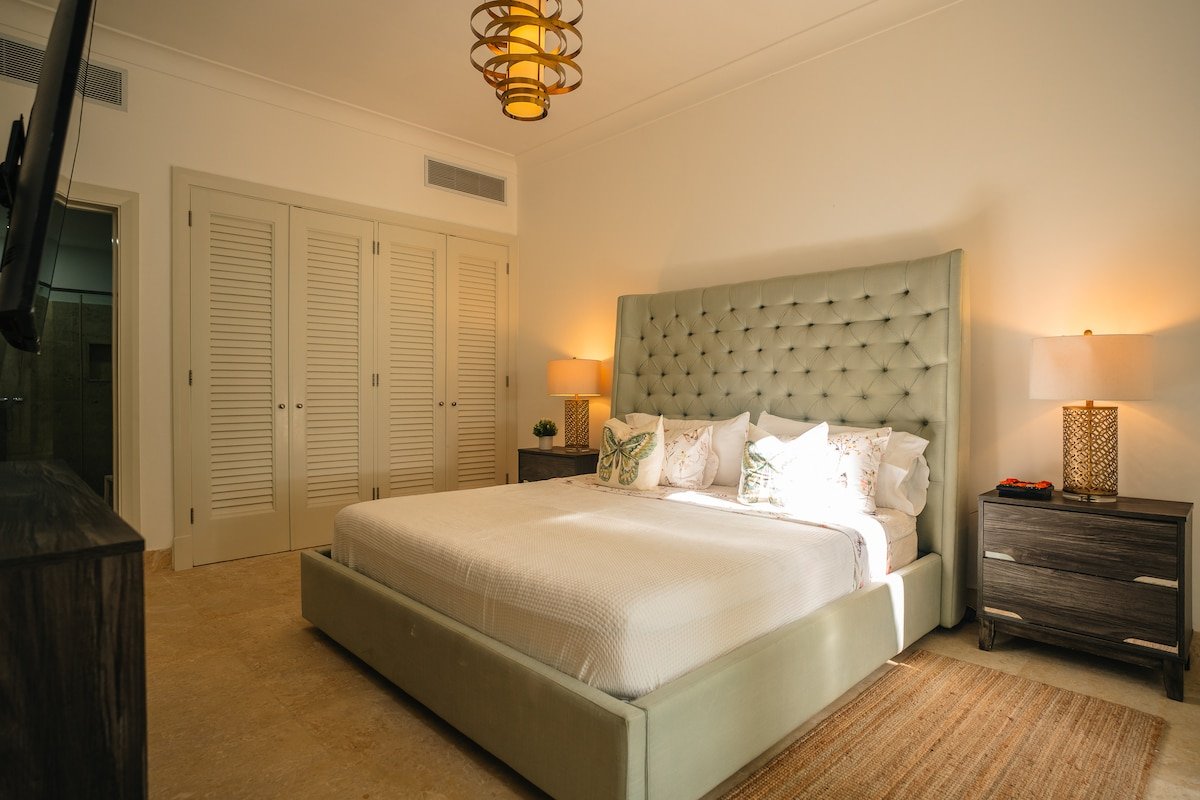 Lovely Villa with Live in Staff gallery image 3