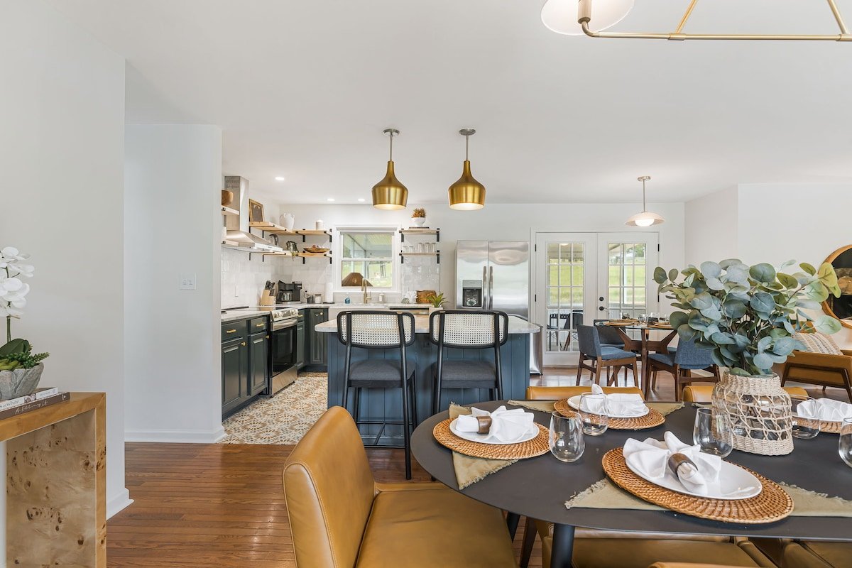 Karaoke Chalet | 2 Kitchens • Hot Tub • Sauna gallery image 5