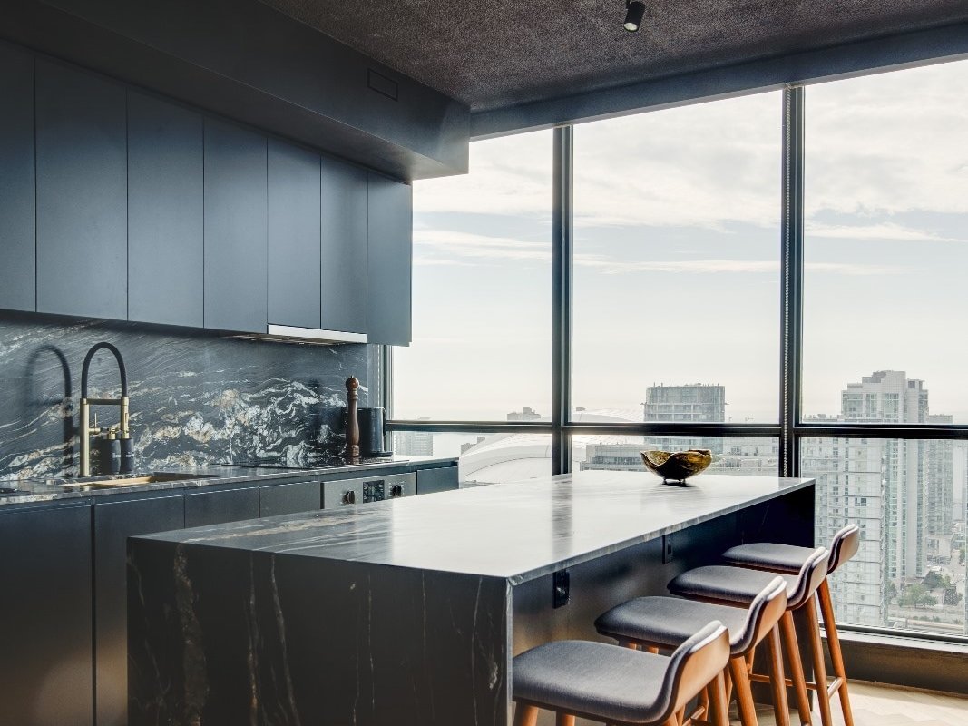 Lux design corner suite 2BR+2BA + free parking gallery image 3