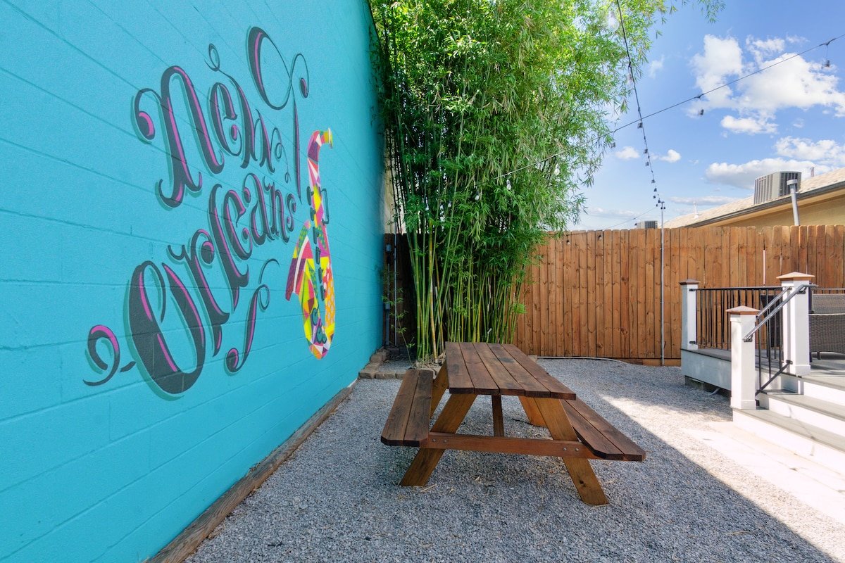 Spacious 5 BR 3.5 bath w private backyard gallery image 3