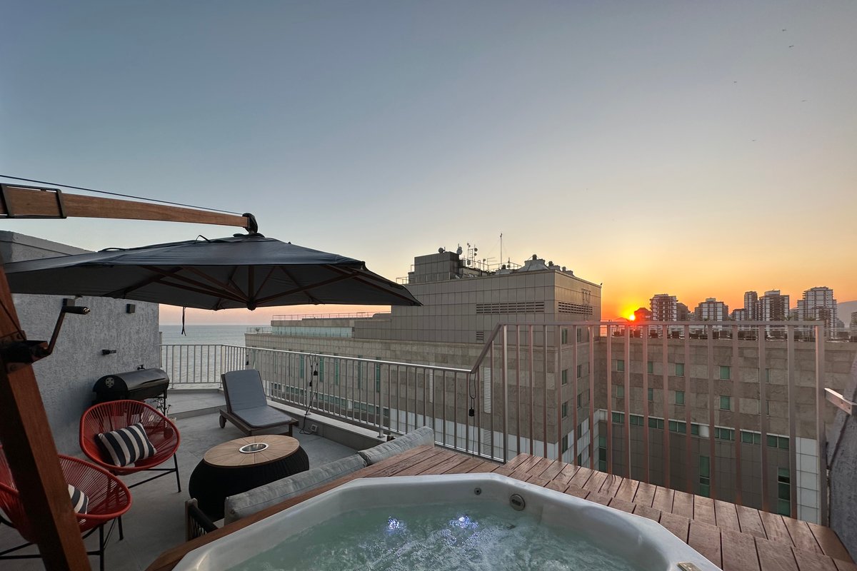 Cobertura moderna, com jacuzzi e vista para o mar