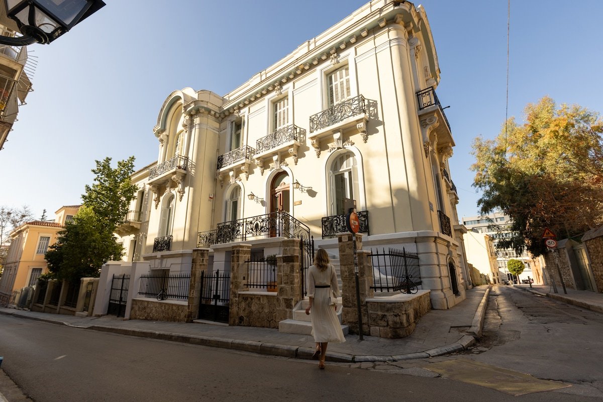 Artful Stay in an Architectural Gem by etouri gallery image 2