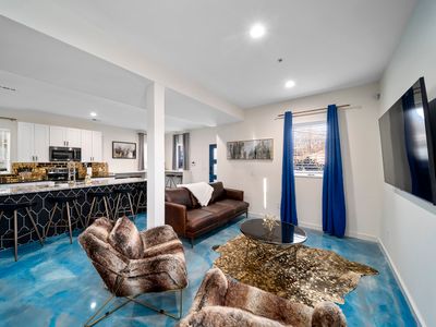 Sleek Sky-Blue 3 Level Townhome Sleeps 11