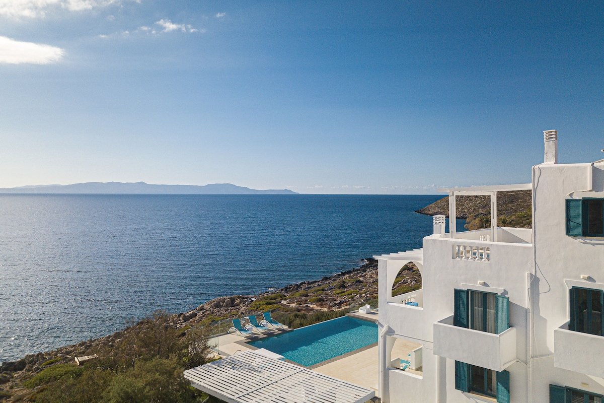 Infinity pool, hot tub & daily housekeeping gallery image 4