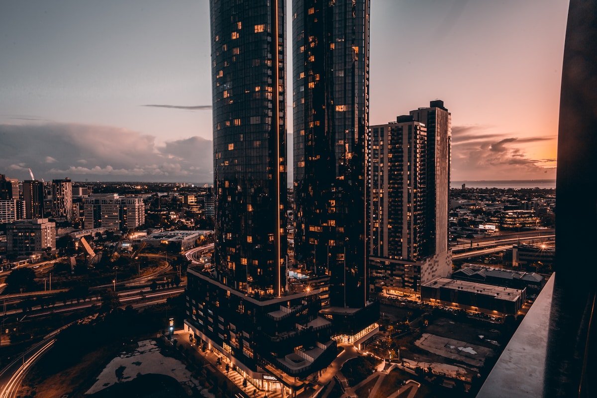 Stunning 3 BR, 2 Bath Apartment, Pool, C/Pk, Views gallery image 2