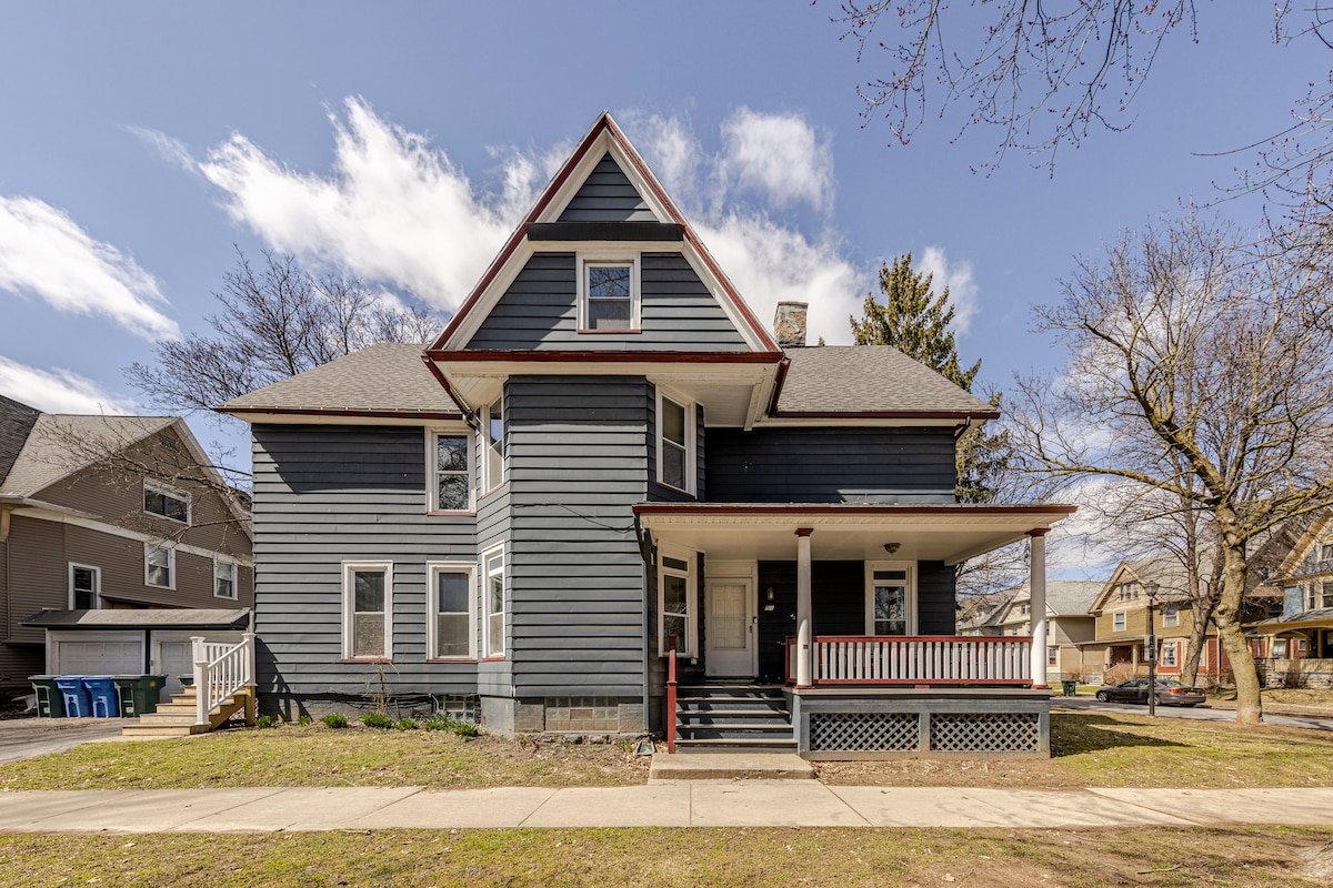 PARK PLACE: The Heart of the ROC 4bdrm-AC, Parking gallery image 3