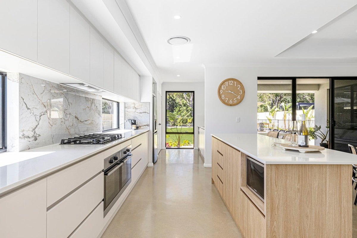 Poolside Paradise gallery image 5