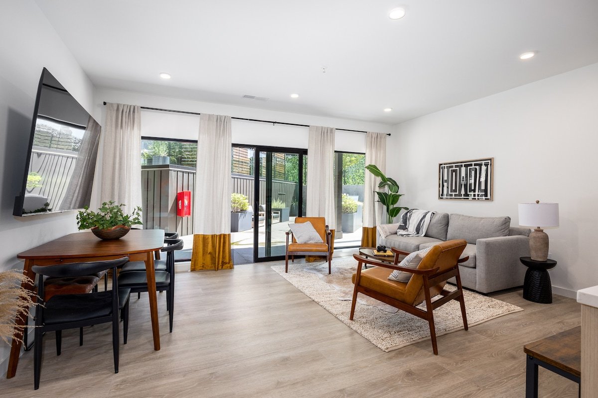 Blocks from Broadway/King Beds/Steps from Pool gallery image 2