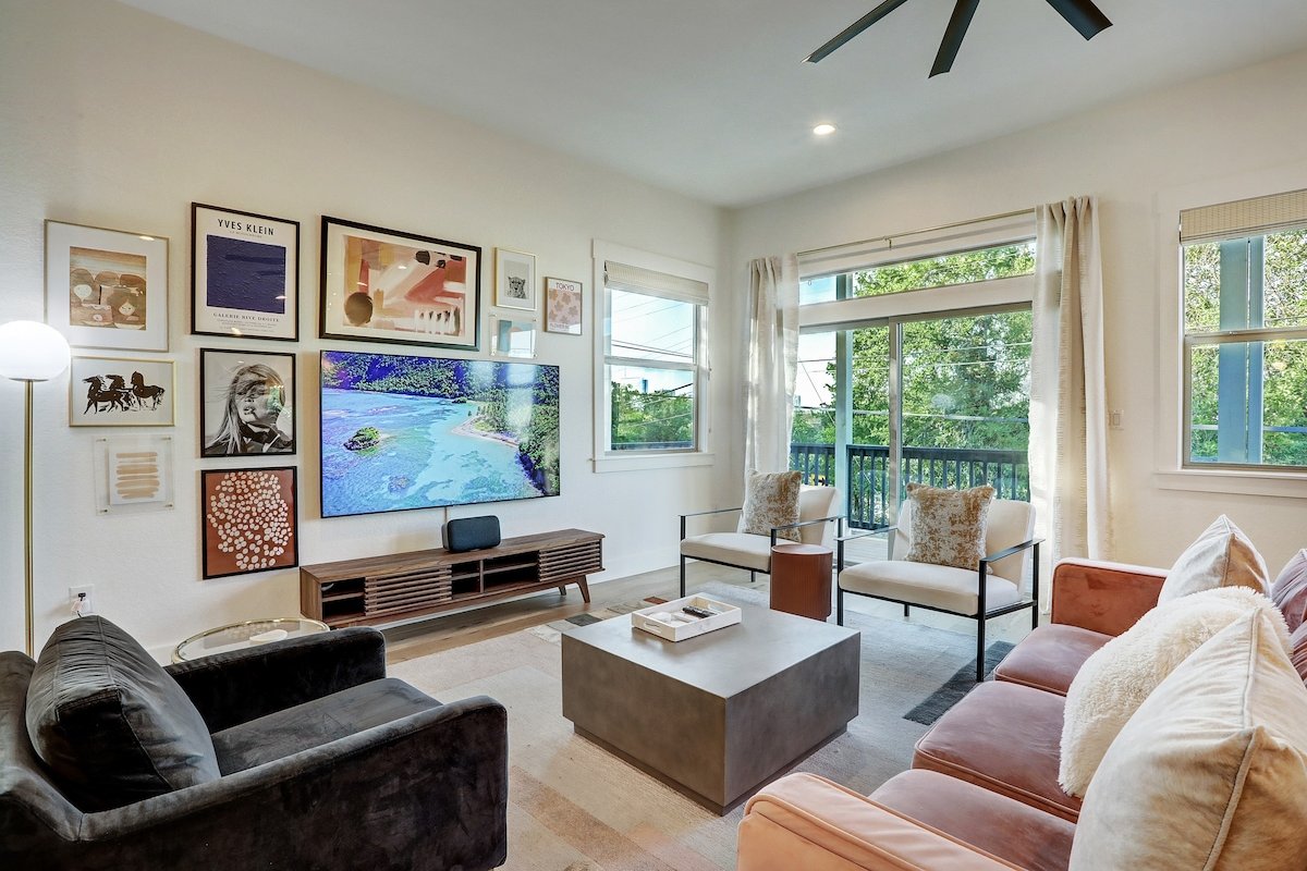 Bachelor(ette) Mansion | Heart of ATX | Sleeps 28 gallery image 2