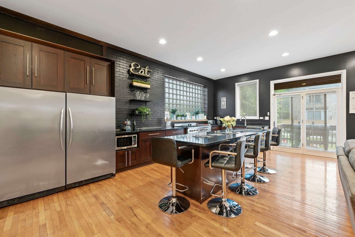 Spacious Luxury Retreat in Chicago gallery image 3
