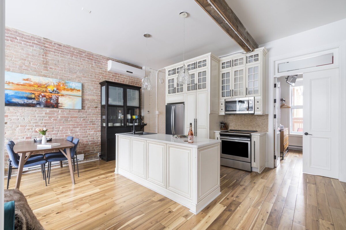 Galeria 1: Stylish 3-BR Retreat in Prime Montreal gallery image 3