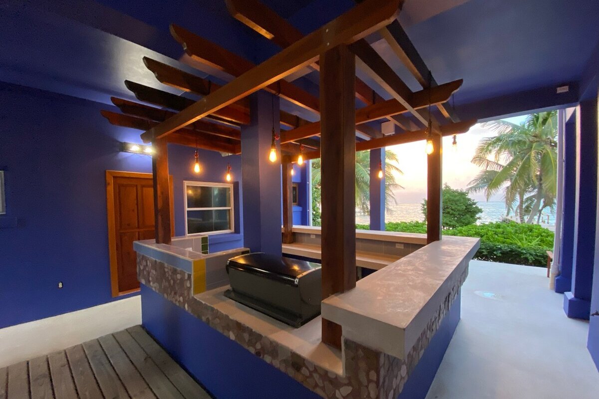 Private 5 bedroom beach house close to town. gallery image 4