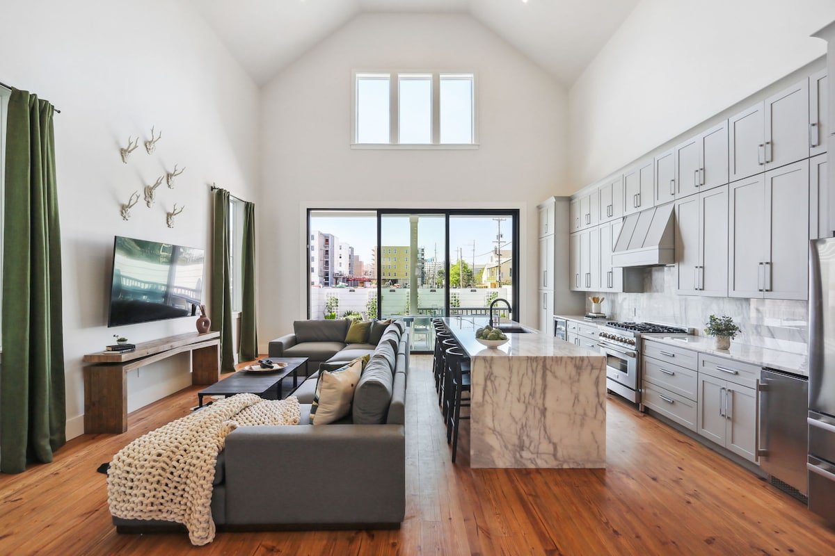 Designer 7 bedroom | Heated Pool | Stay Heirloom gallery image 2