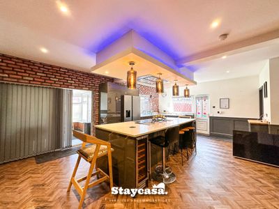 Beautiful Detached Villa – Jacuzzi Bath – Parking