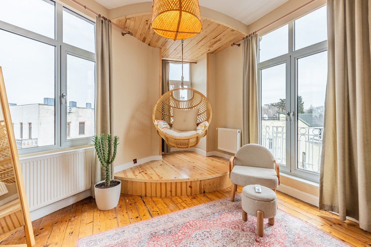 Urban Paradise: 4BR, 2BA, LR, Picturesque Views gallery image 3