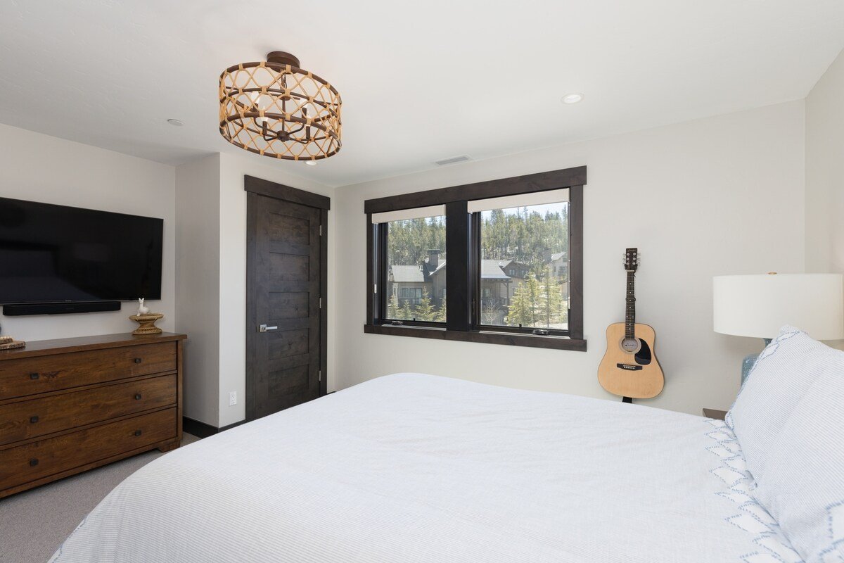 Spanish Peaks Ski-In/Out | Hot Tub + Firepit gallery image 4