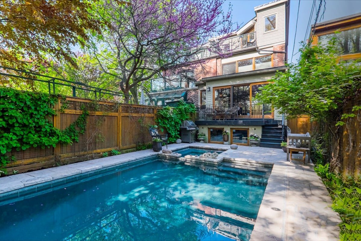 Year-Round Heated Pool & Hot Tub Family Oasis gallery image 2