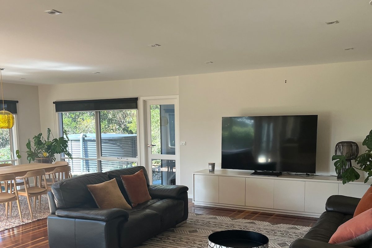 Broadbeach Retreat, sleeps up to 12 people gallery image 4