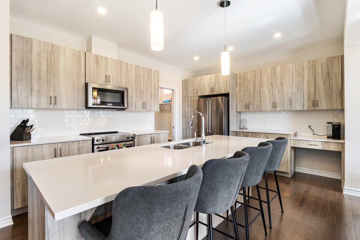 5 Bdrm Home | Parking | W&D | Queen Beds | SmartTV gallery image 5