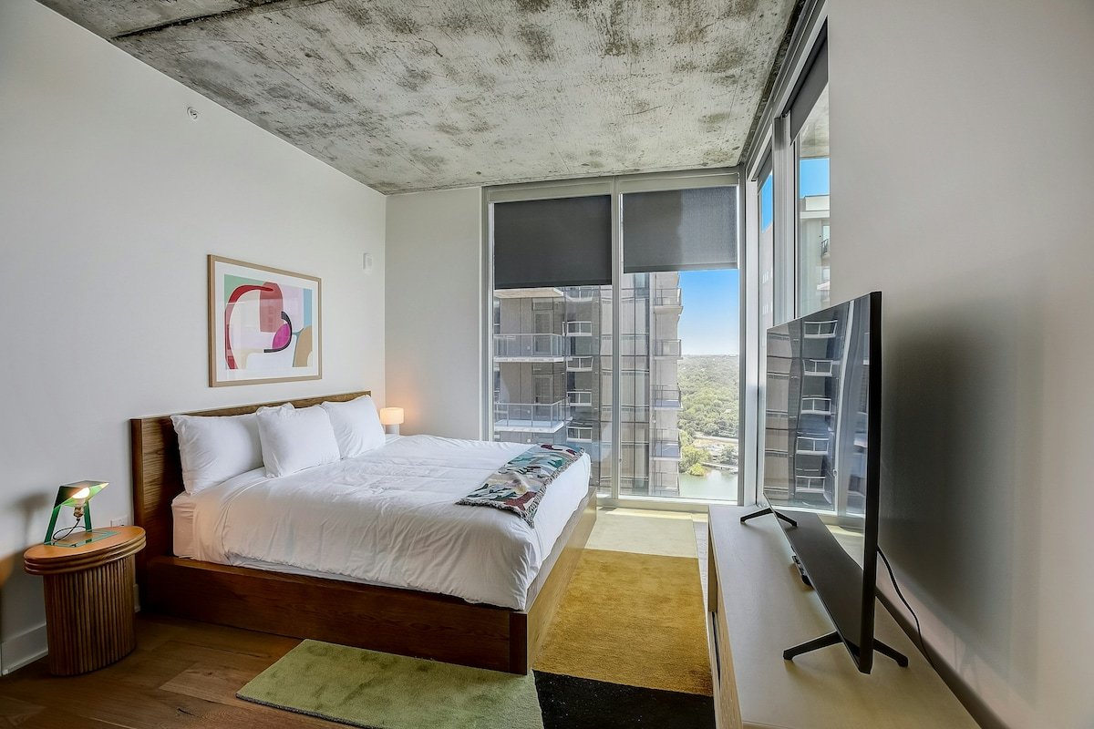 Stylish 2BR Lakefront Natiivo Austin 29th-Floor gallery image 5