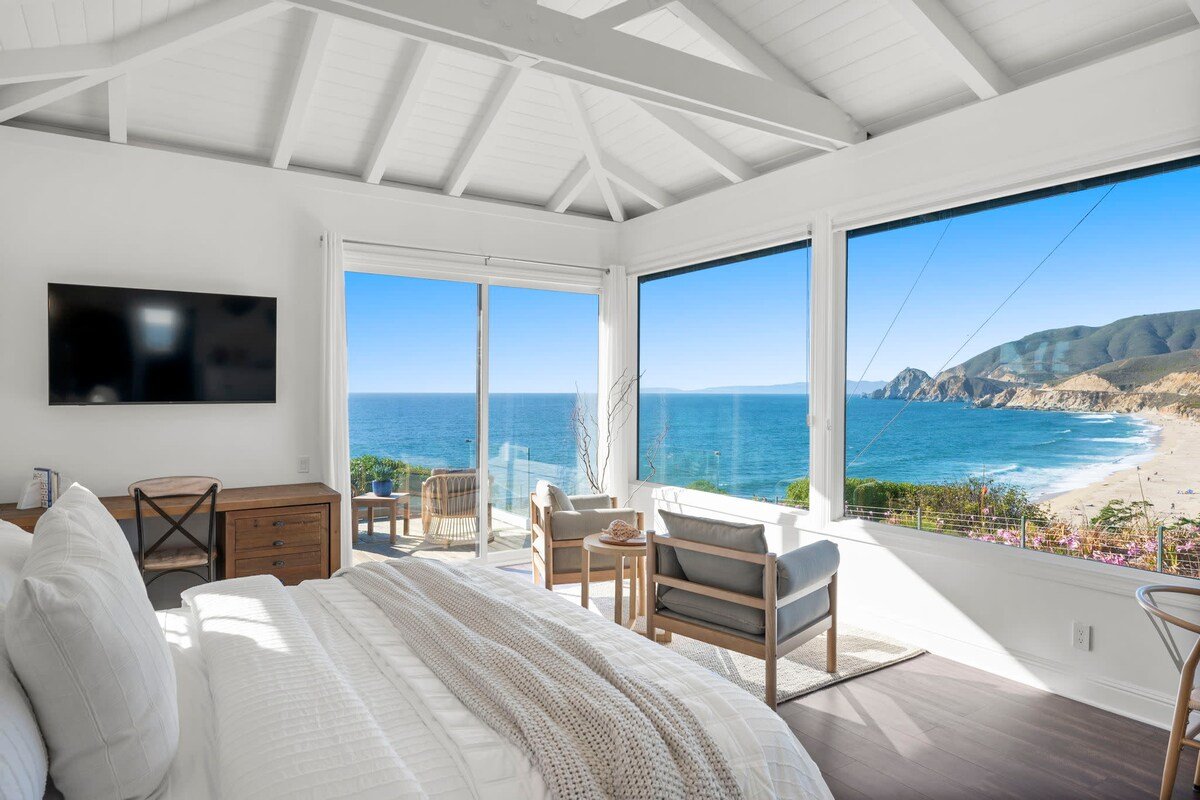 Distinguished Oceanfront Point Estate with Iconic gallery image 4