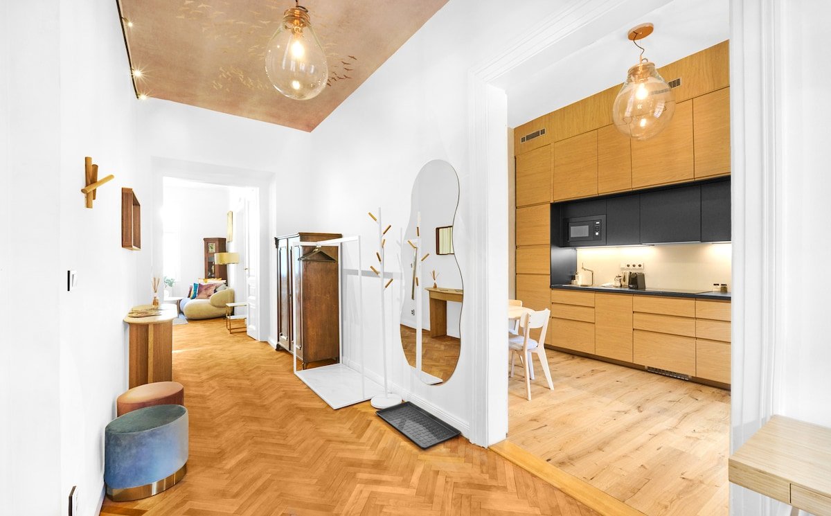 Chic 2 Bedroom Old Town Square Retreat gallery image 4