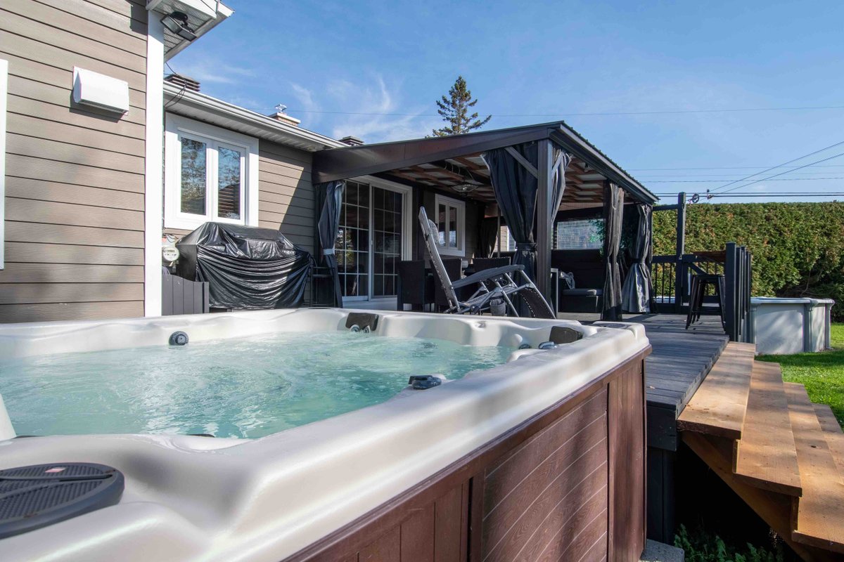 Superbe maison, terrain intime, spa et billard!