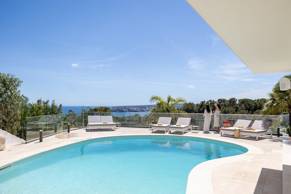 Modern Luxurious Seaview Villa gallery image 2