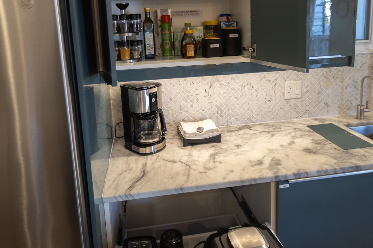 Modern Comfort + Garage, Steps from Blue Line. gallery image 3