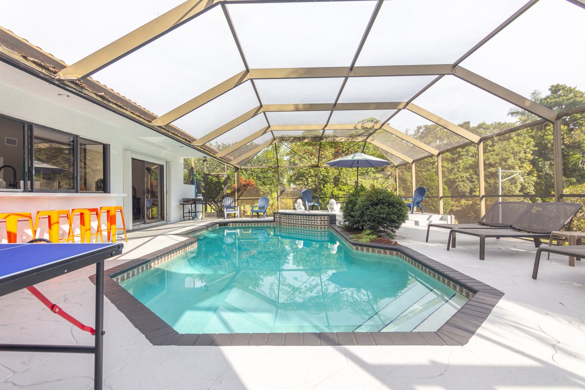 “The Stallion” 2 private ponds perfect for fishing, sleeps12