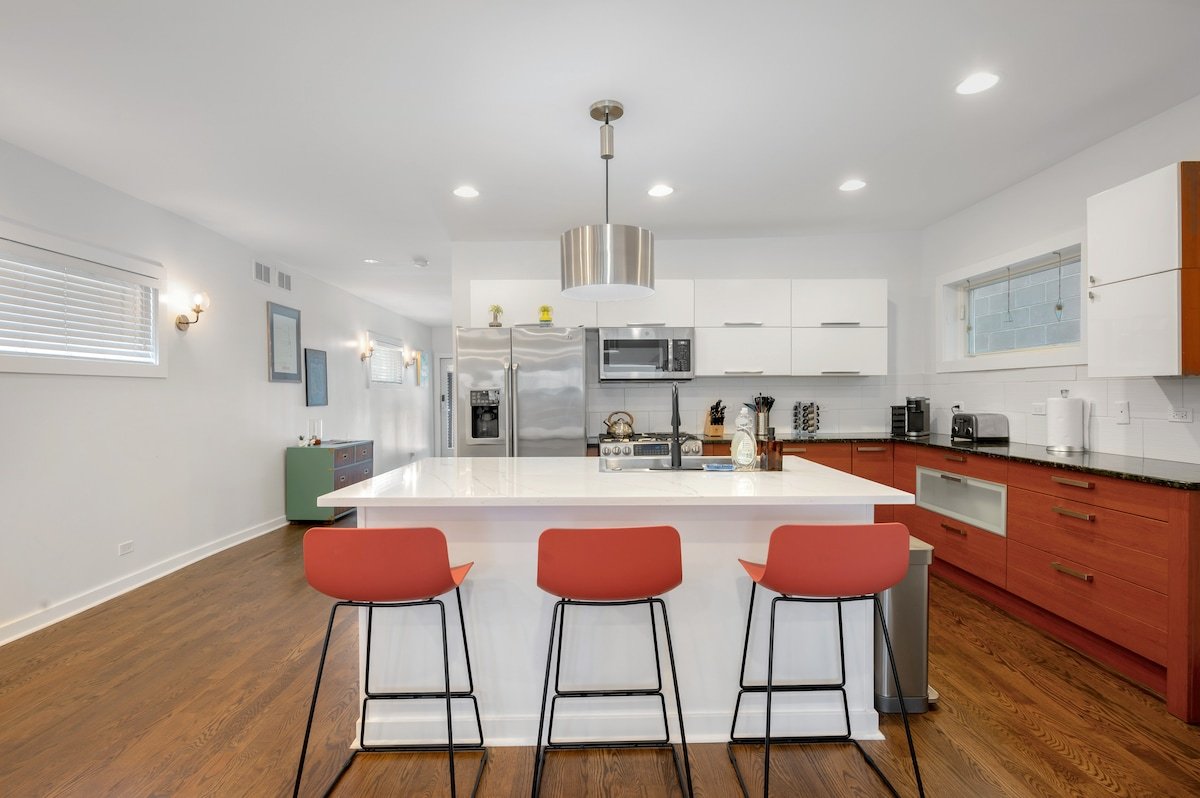 GRAND Modern Retreat w/ large patio + garage gallery image 3