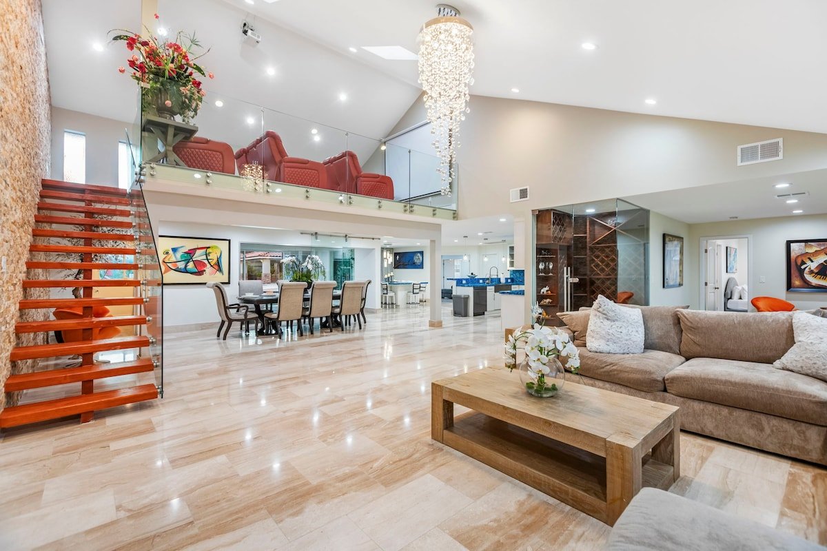 7BR Vegas Resort – Pool, Jacuzzi, Near the Strip gallery image 3