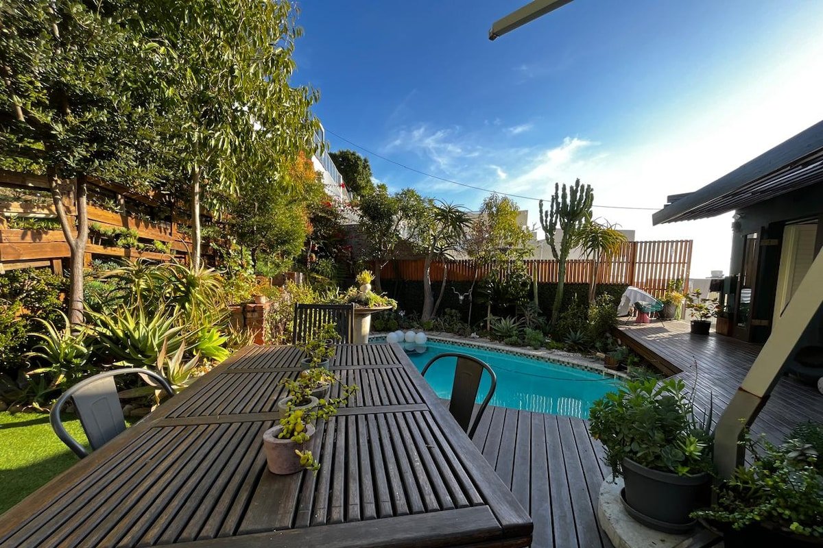 Entire James Bond Pad high up over Green Point gallery image 5