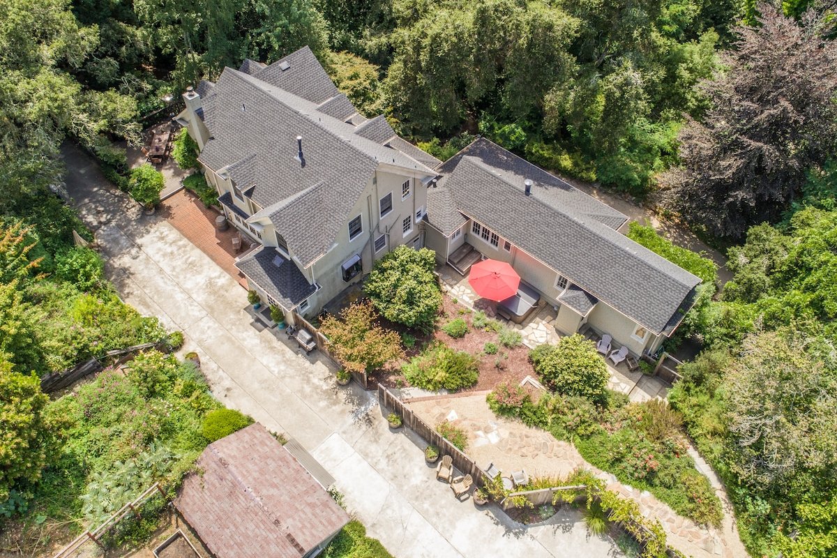 Cozy Farm House on 10 acres, 18 guests, hot tub gallery image 4