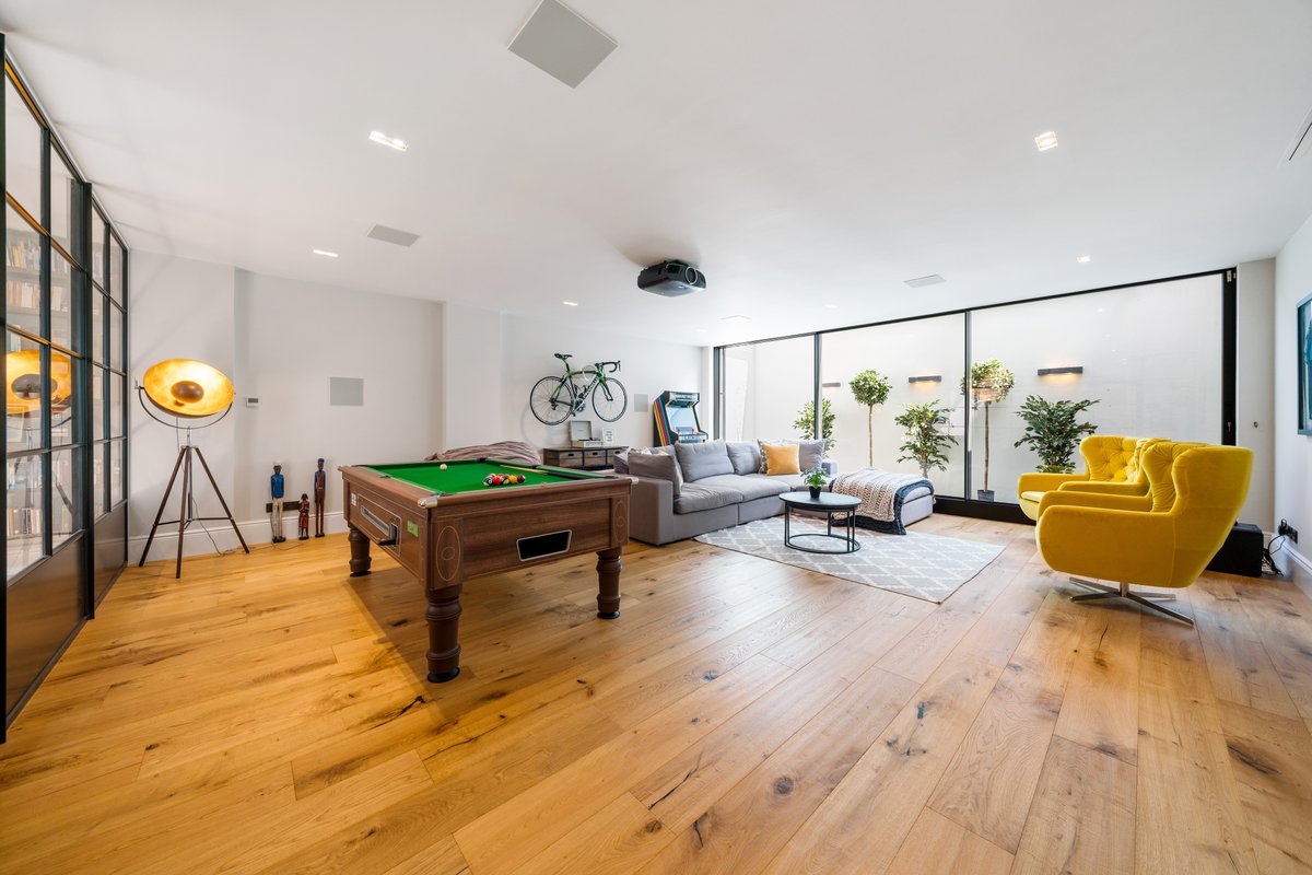 Enjoy 4 floors of modern luxury nr River Thames