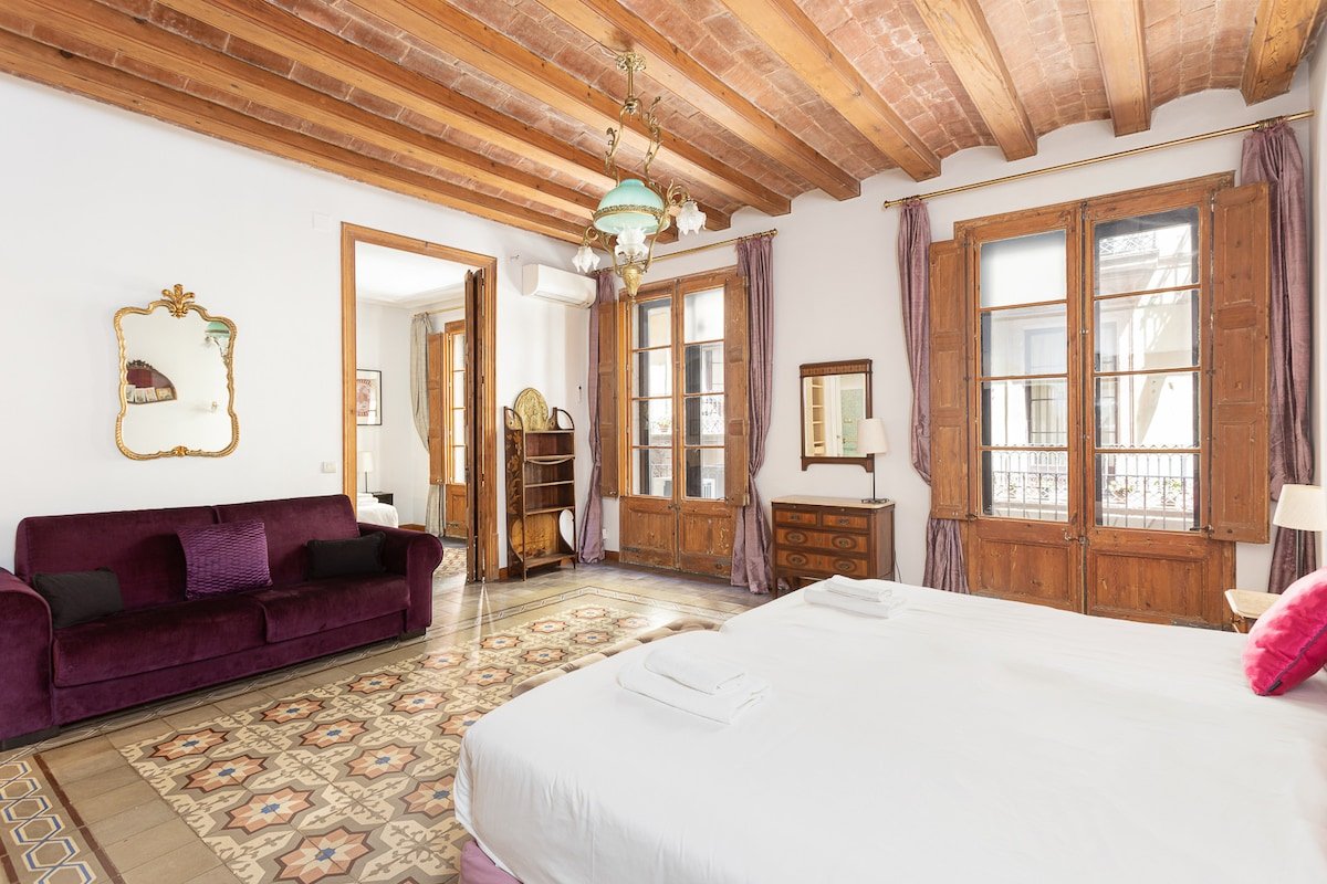 Charming Art Nouveau Plaza Catalunya gallery image 4