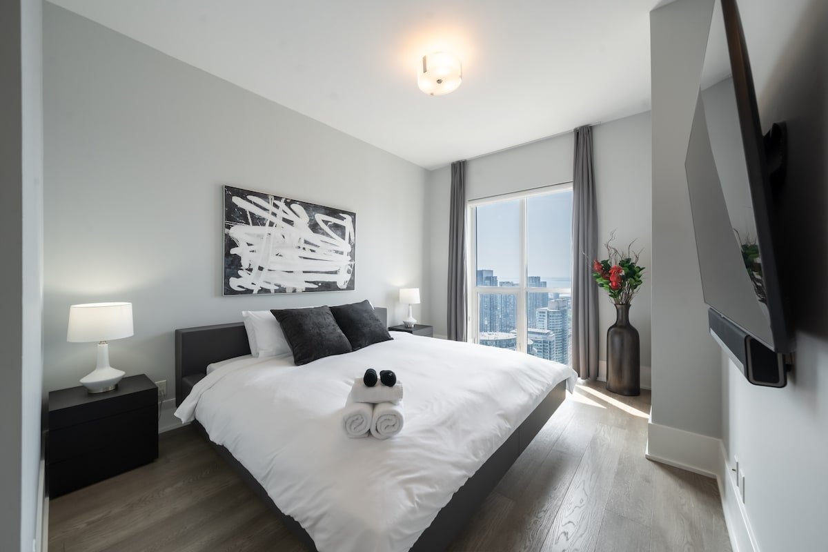 Luxe Downtown Penthouse near CN Tower (1500sq ft) gallery image 4