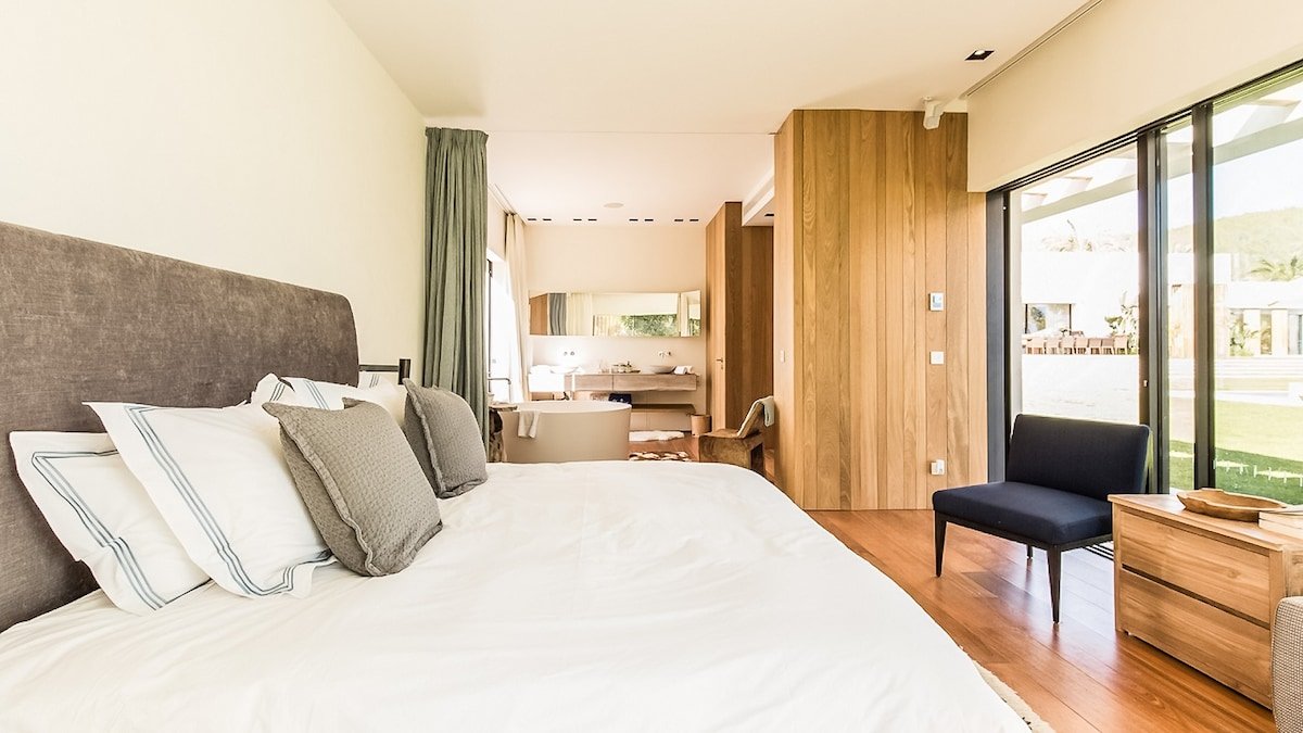 Heated infinity pool- Petanque- Jacuzzi- Bar gallery image 2