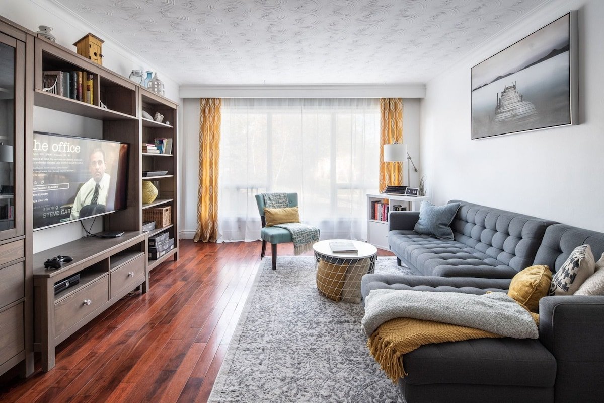 Tasteful decorum 3 bdrm home with coffee &wine bar gallery image 5