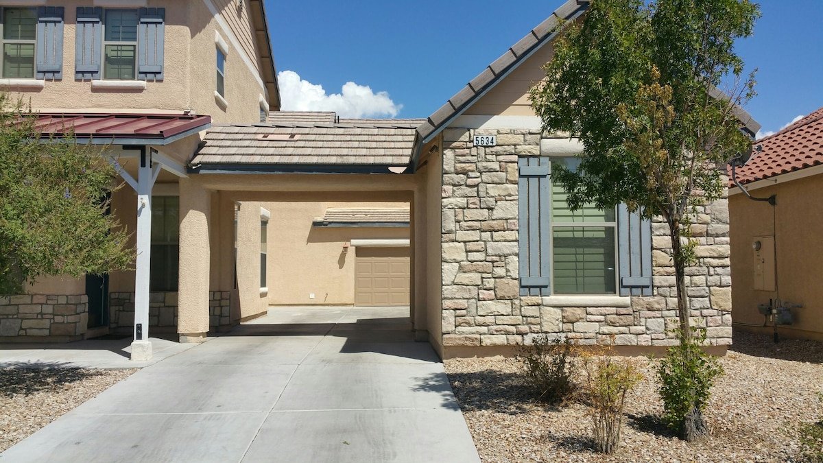 Mini Castle 7 Bedrooms 10 Queen beds, Pool NEW gallery image 3