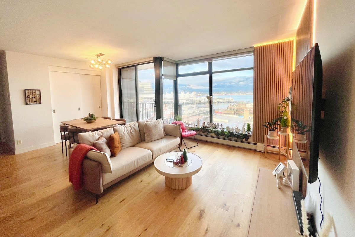 Spacious 2-bedroom Condo with Ocean and City Views gallery image 2