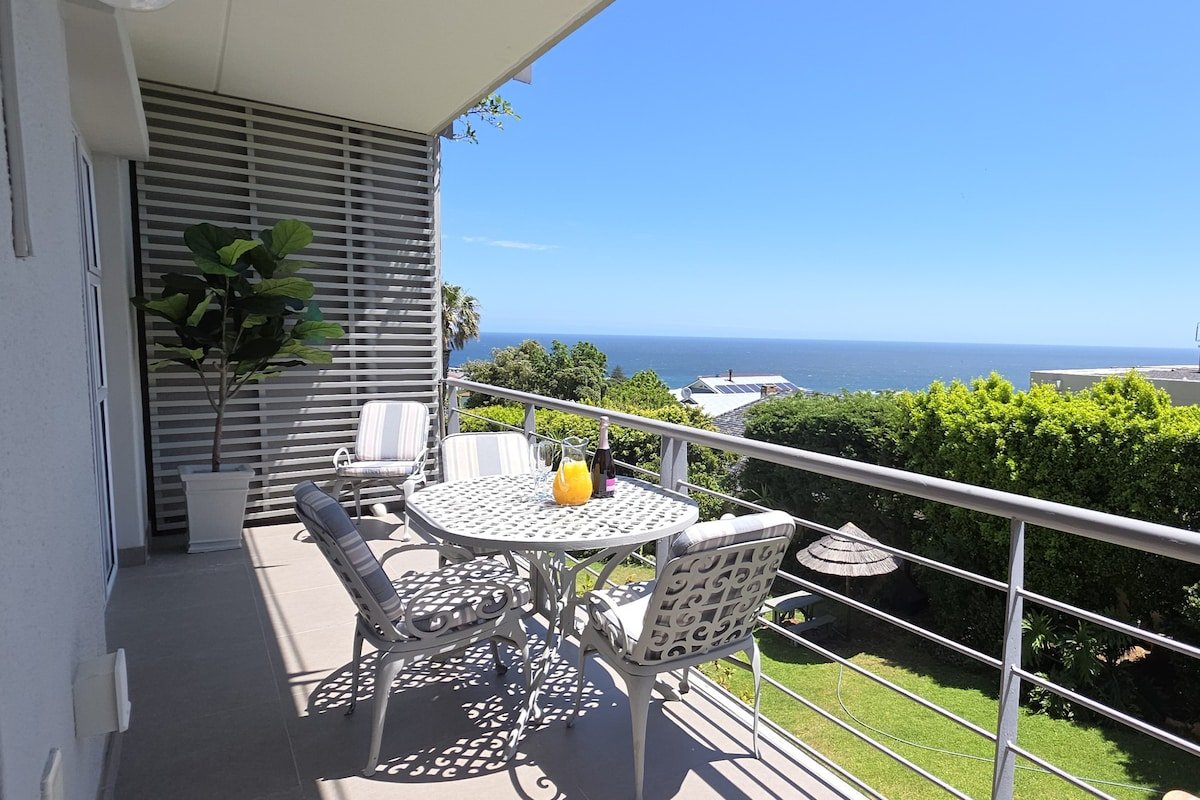 Stunning Ocean & Mountain views – Camps Bay Apt gallery image 2