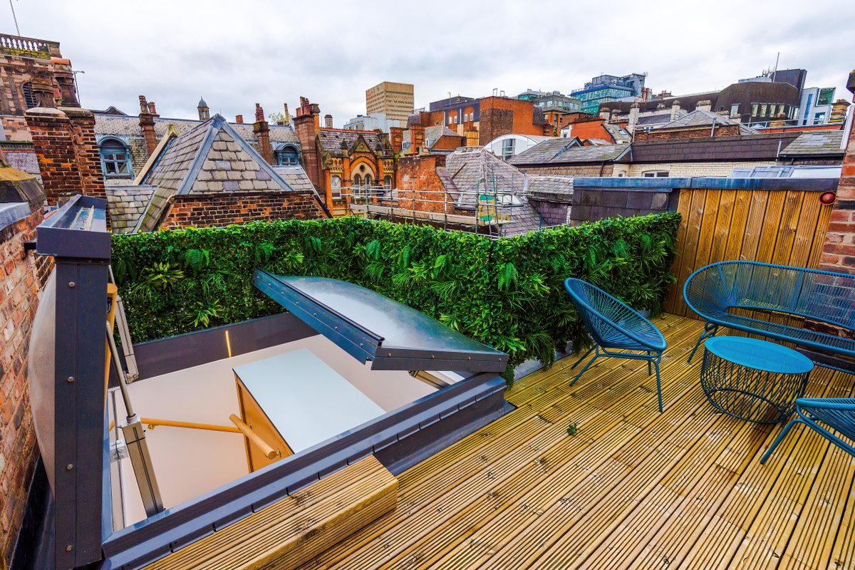 Deluxe 3-Bed Property in Central Shopping District