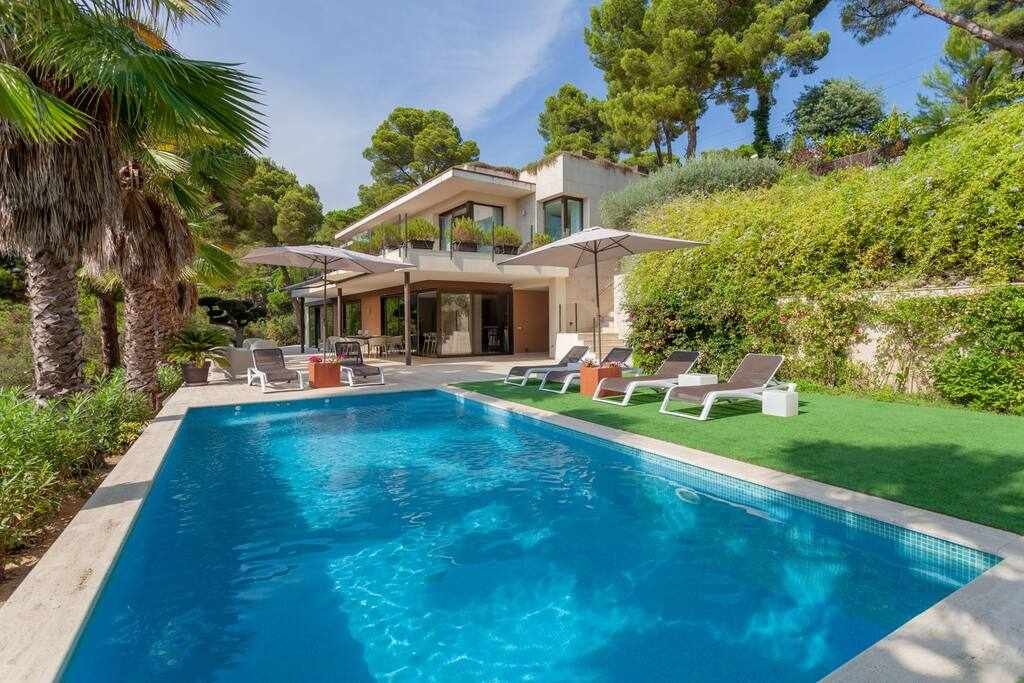 Luxury villa in Tossa de Mar with private beach gallery image 4