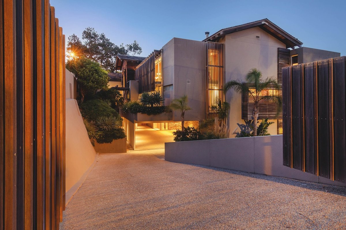 1-7-4 on Kloof, Bantry Bay (heated pool)