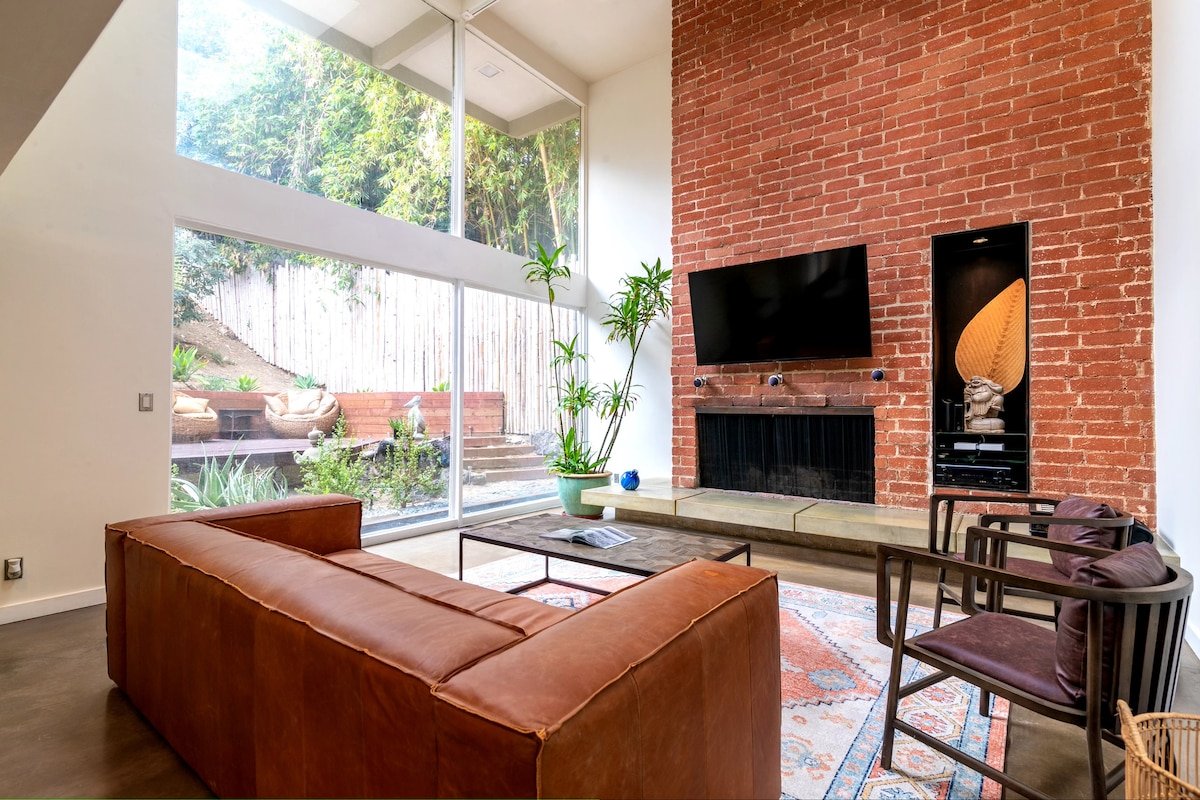 Sherman Oaks Oasis | Modern Hillside Hideaway gallery image 5